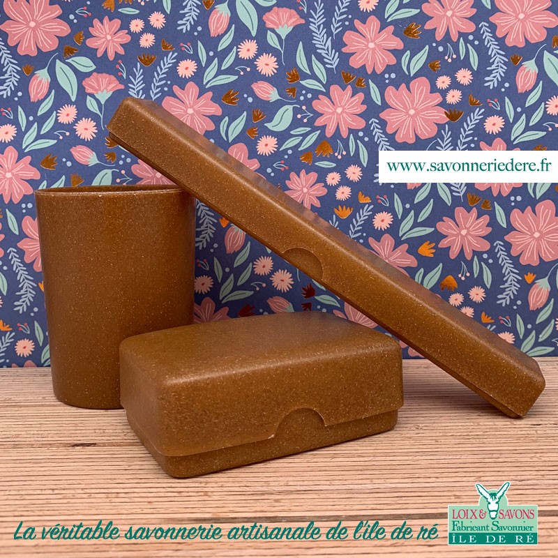 Lot d'accessoires de toilette en bois liquide, Savonnerie artisanale de l'île de Ré