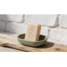 savon lait de chevre frais 100g artisanal ivoire sur porte-savon ceramique vert sauge planche bois flotte