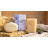 galet de shampoing solide en boite bleu lavande et savon au lait d anesse sur bois flotte