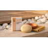shampoing solide nourrissant cheveux secs galet beige et boite abricot sur bois