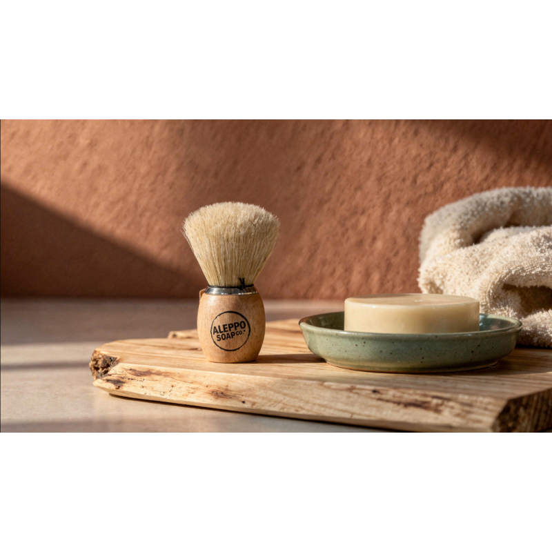 blaireau de rasage poils de sanglier manche bois avec savon a barbe artisanal loix et savons ile de re