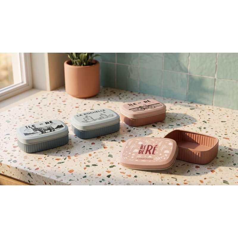 Quatre boites a savon de voyage dont une ouverte en deux parties