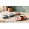 Quatre boites a savon de voyage dont une ouverte en deux parties