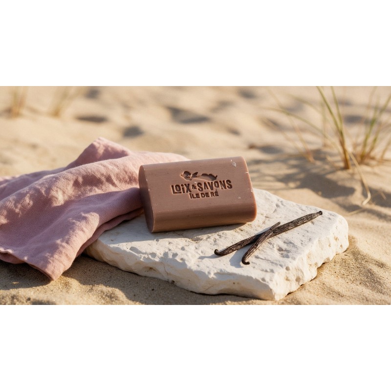 savon artisanal calin brun pose sur pierre calcaire avec un linge rose poudre et de la vanille