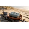 savon artisanal bois flotte gris clair dans un porte-savon terracotta sur du bois flotte