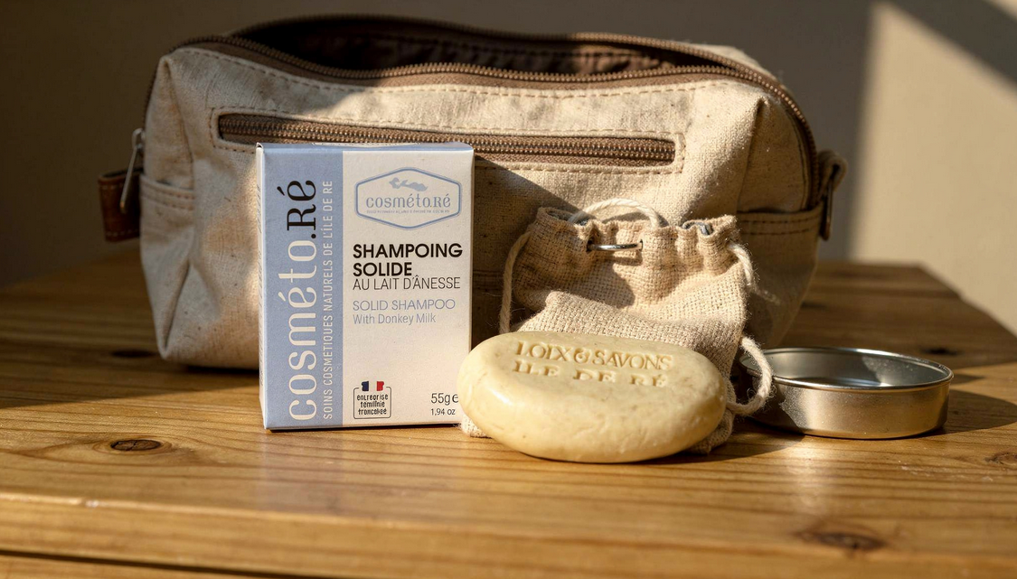 shampoing solide au lait d anesse format voyage dans une trousse de toilette