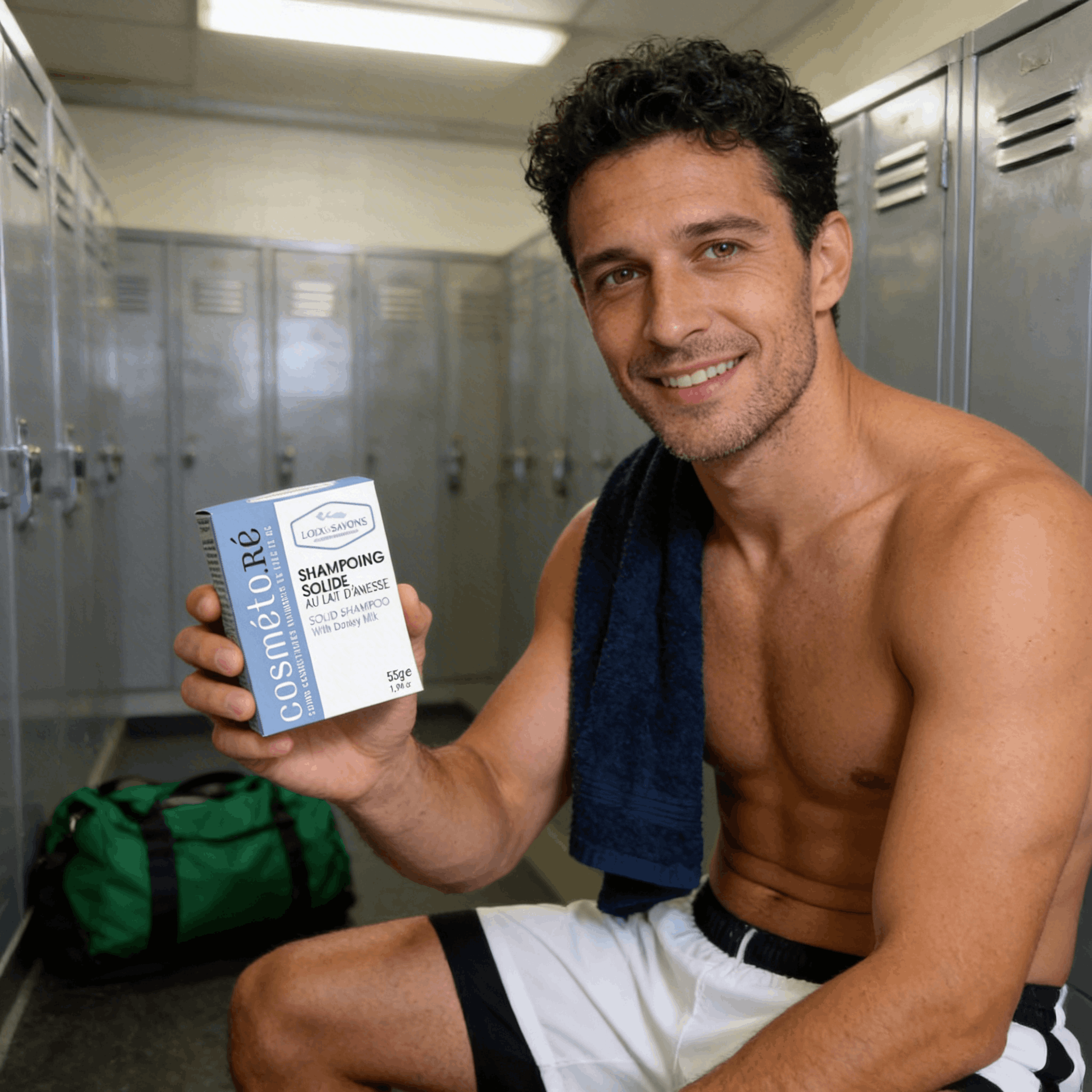Homme sportif avec son shampoing solide format voyage
