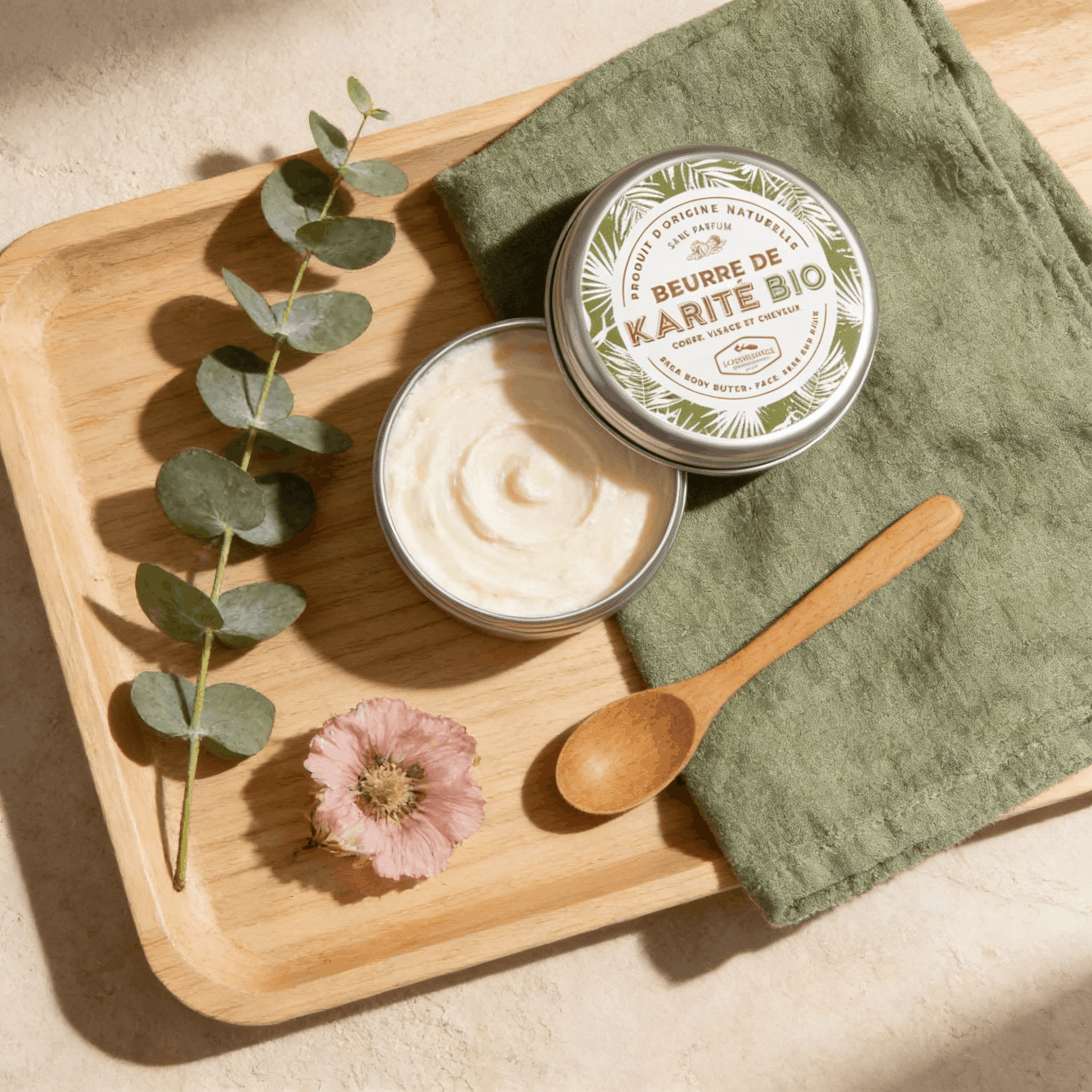 Beurre de karité bio naturel en pot ouvert