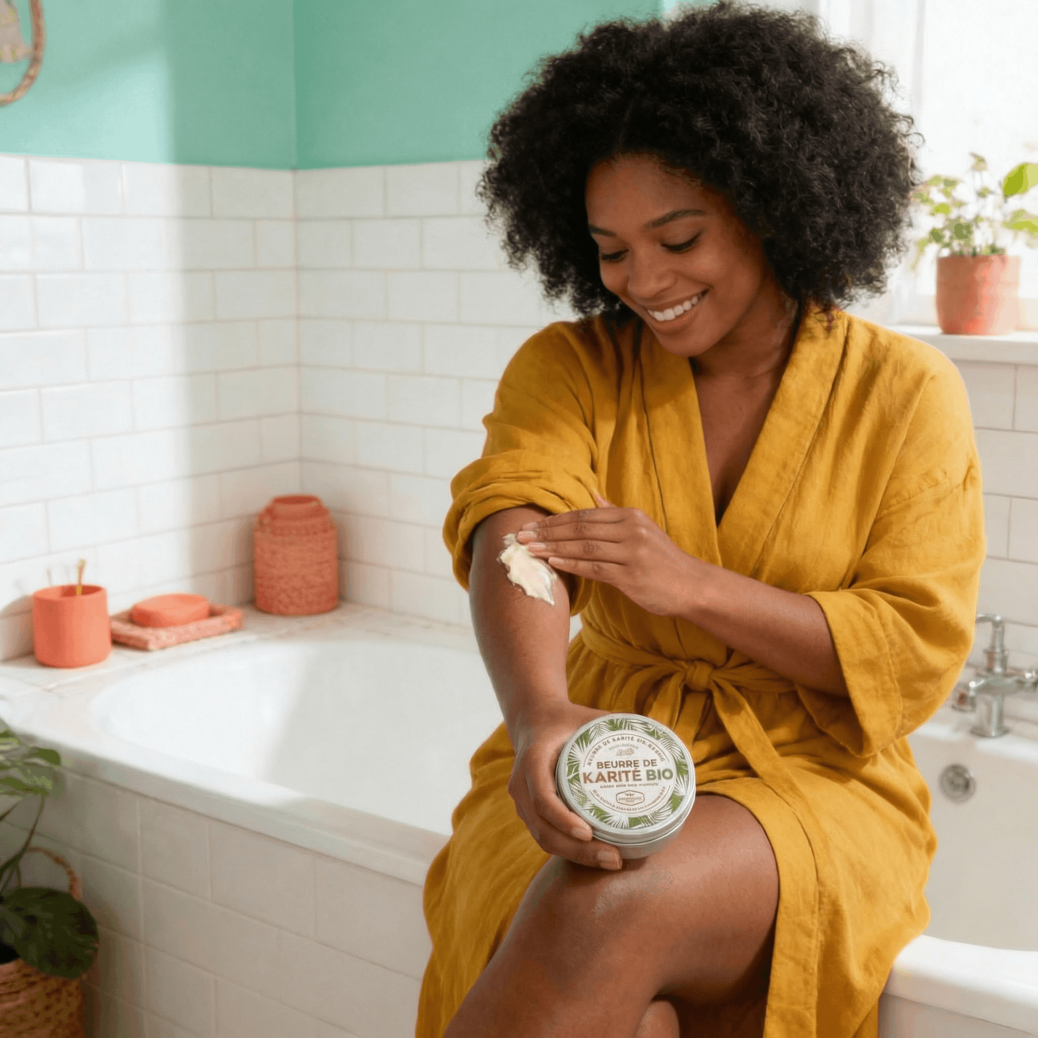 Jeune femme appliquant du beurre de karité bio sur son corps