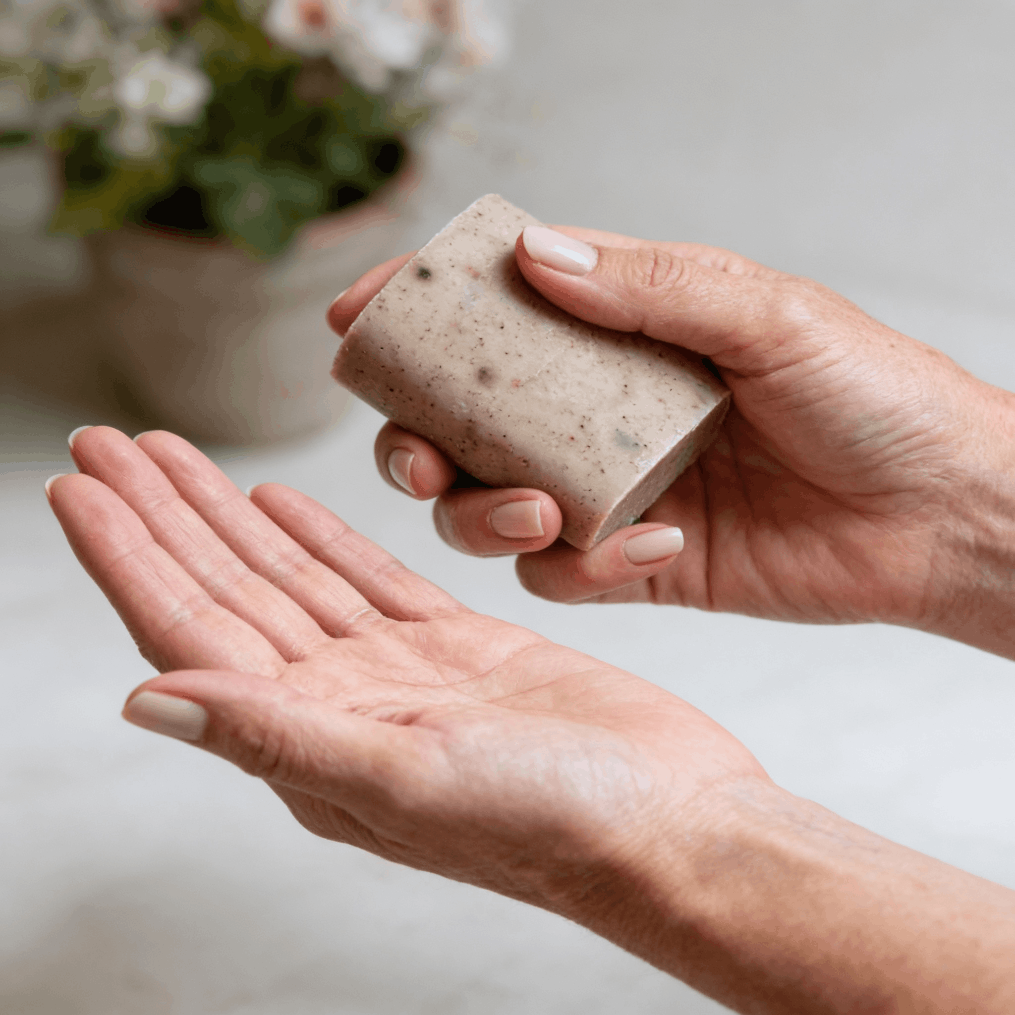 Mains propres après jardinage grâce au savon exfoliant au cafe