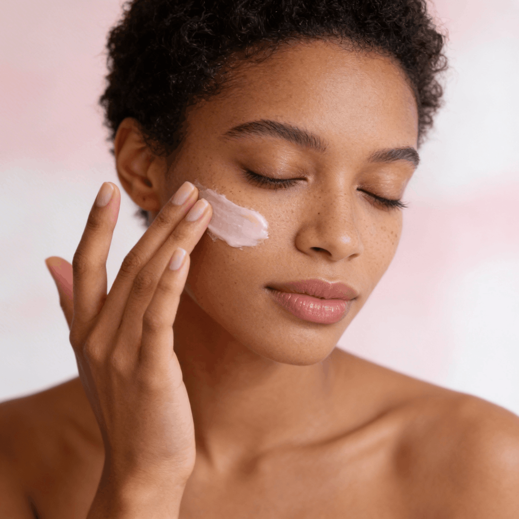 Application mousse savon rose trémière sur visage