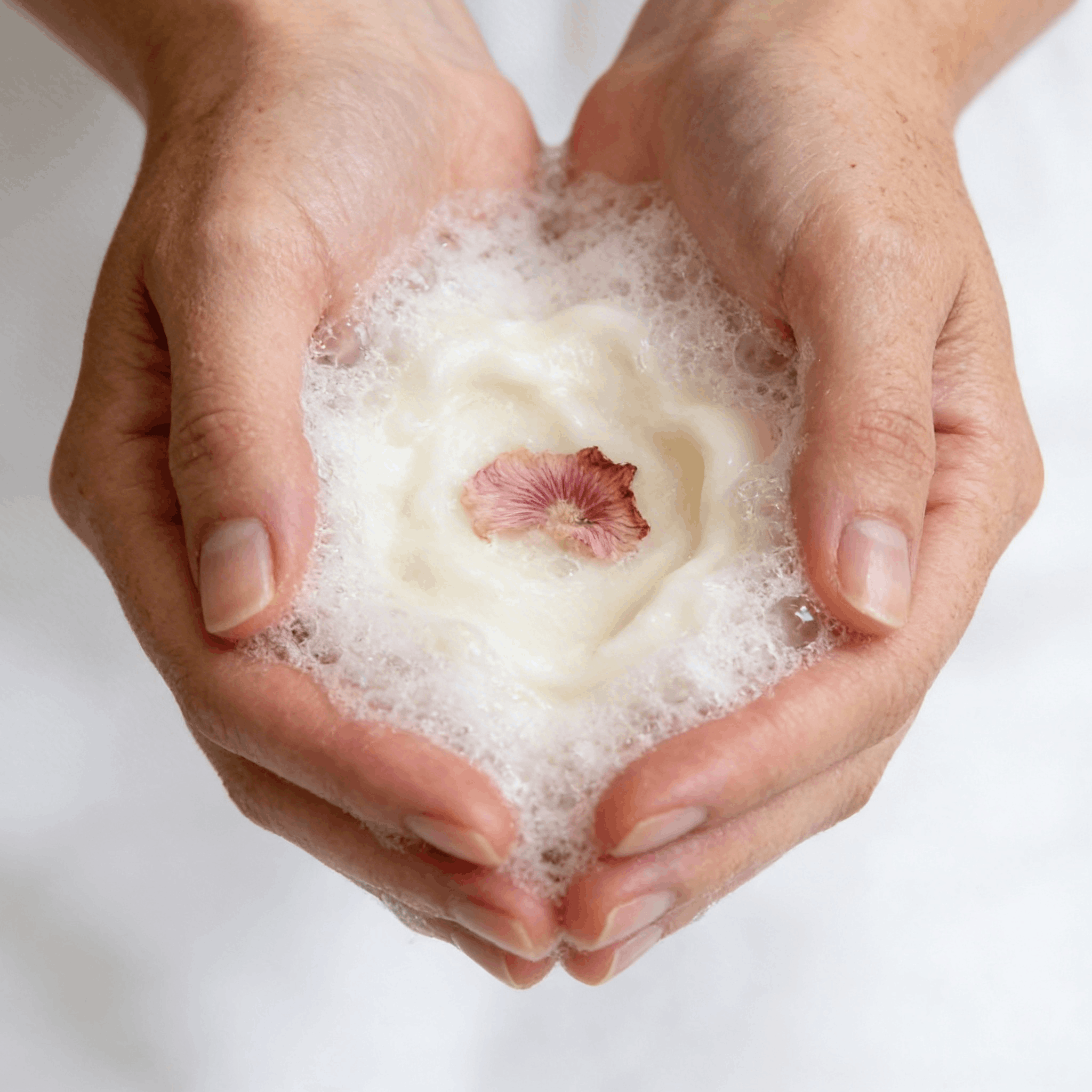 Mousse crémeuse savon rose trémière avec pétale