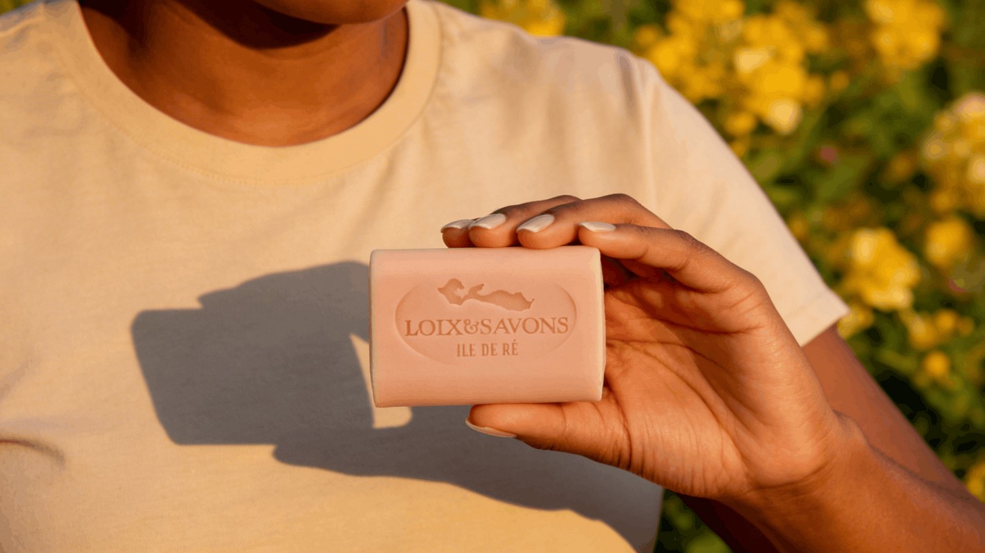 Savon artisanal chèvrefeuille surgras ambiance jardin fleuri Île de Ré