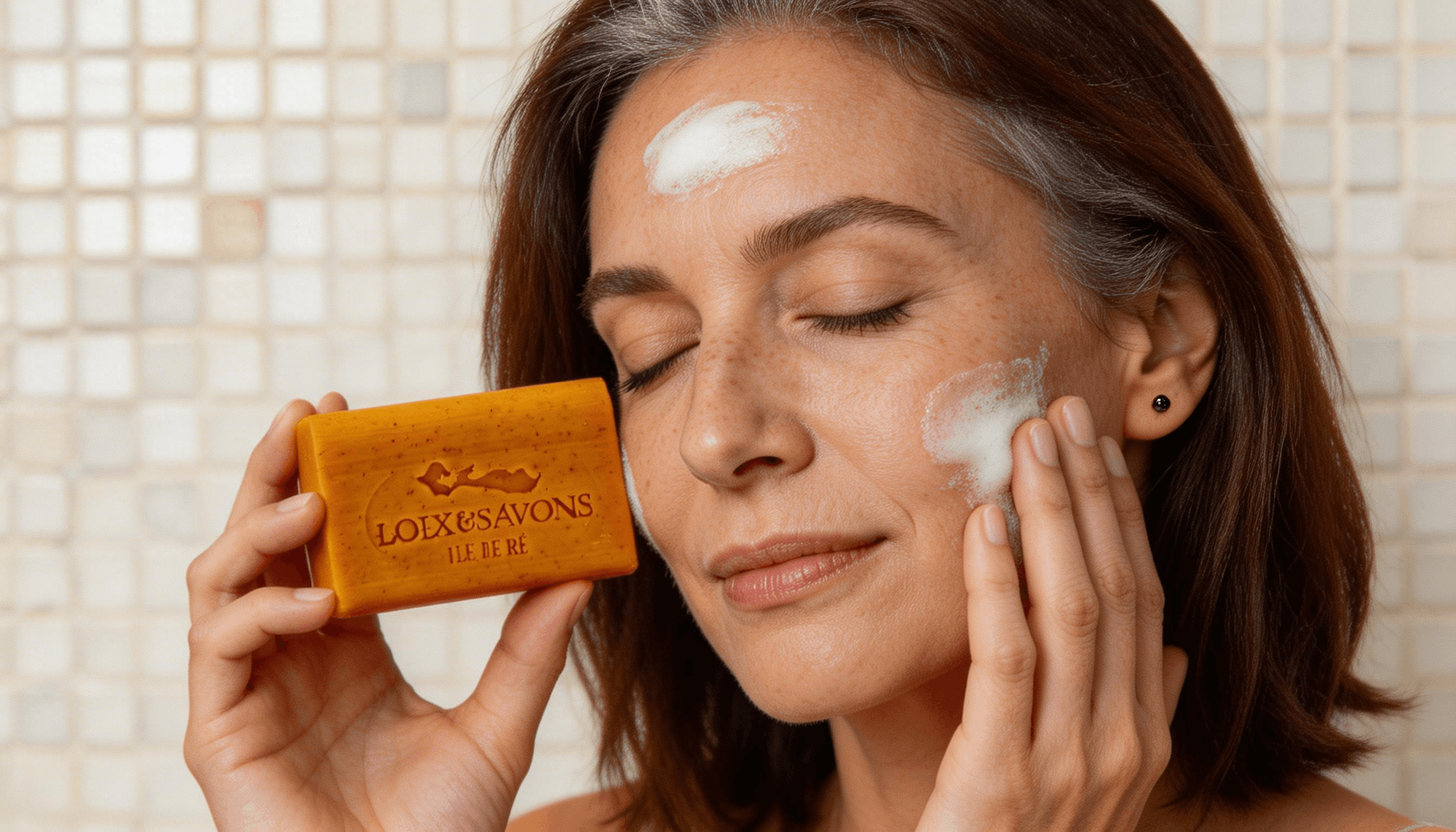 Femme appliquant mousse savon curcuma sur visage soin éclat naturel