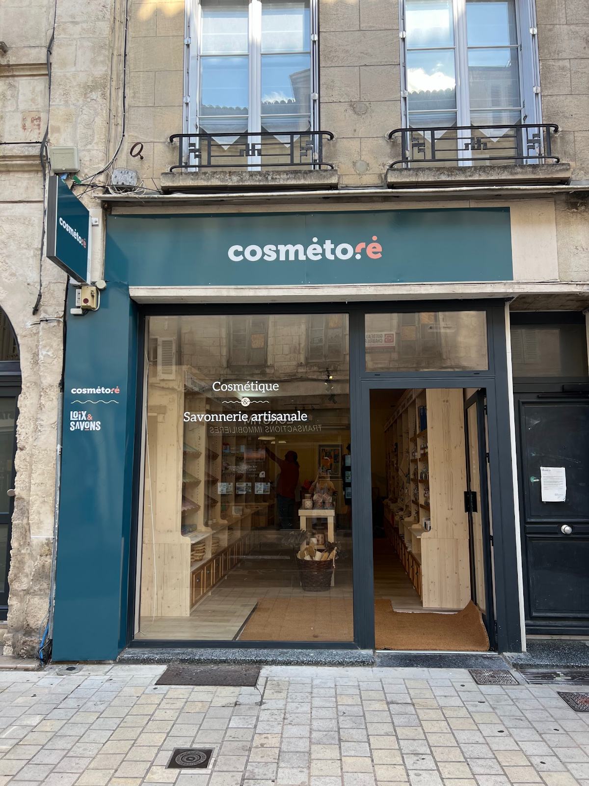 facade de la boutique loix et savons rue des merciers la rochelle