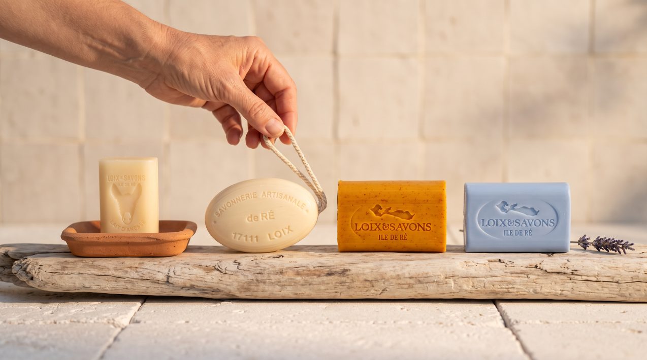 savons loix et savons lait d anesse lait de chevre curcuma et lavande sur bois flotte