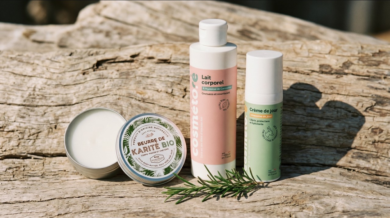 Trio cosmetiques naturels lait corporel karite creme jour sur bois flotte