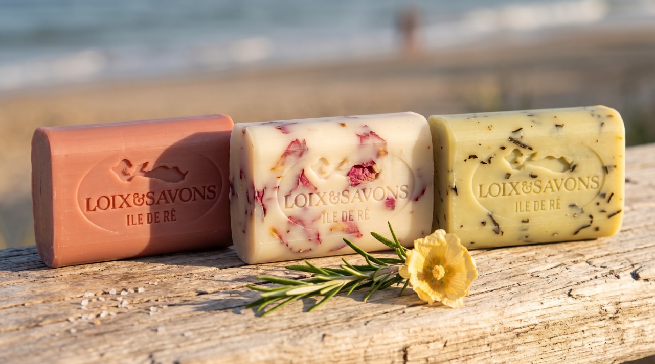 Trio savons artisanaux parfumes abricot rose tremiere algues marines sur bois flotte ile de re