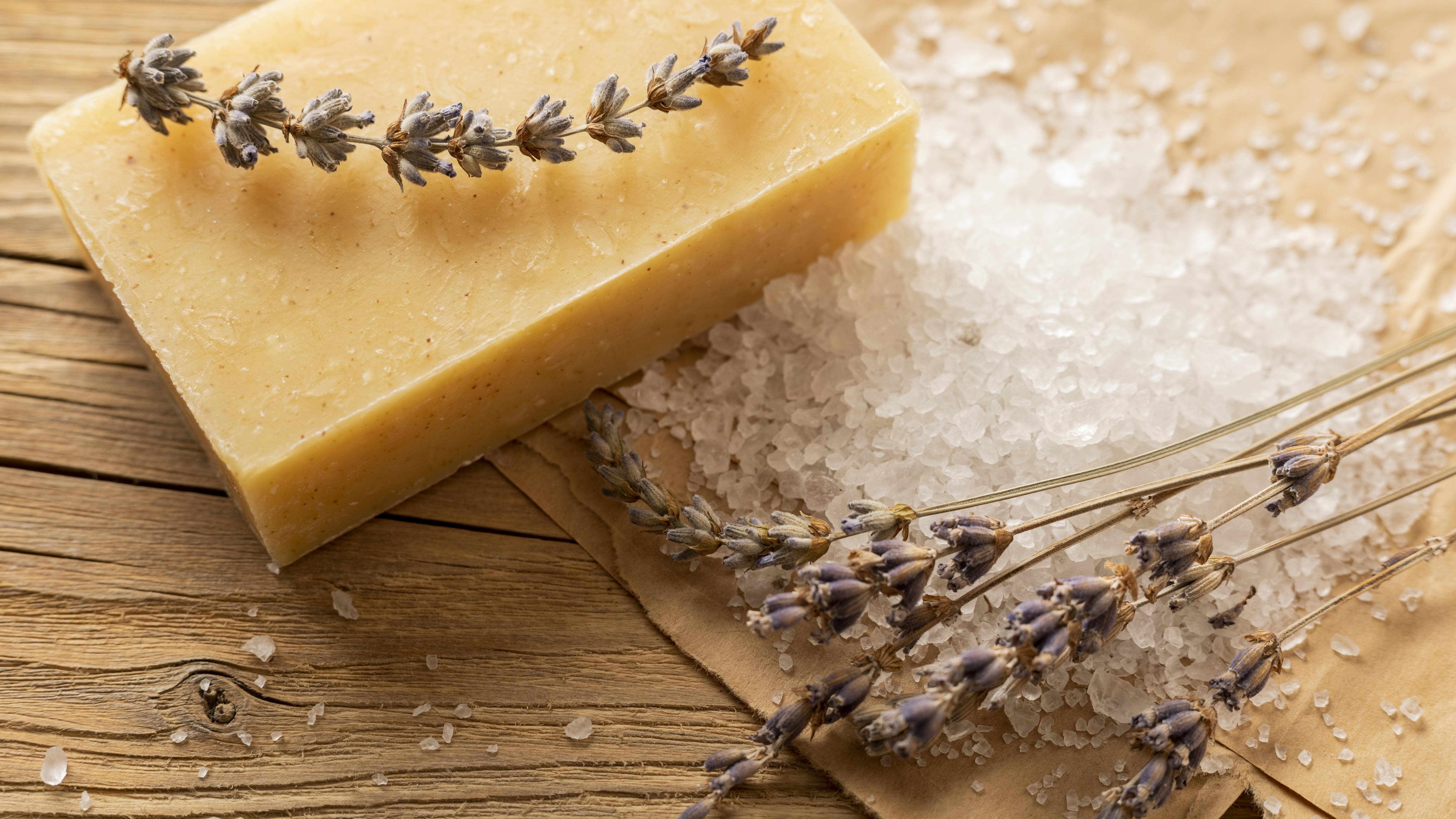 savon-artisanal-naturel-au-sel-et-a-la-lavande-min.jpg