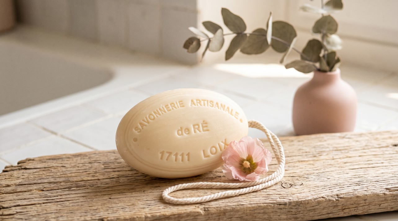 Savon au lait de chevre frais ficelle 200g sur bois flotte salle de bain